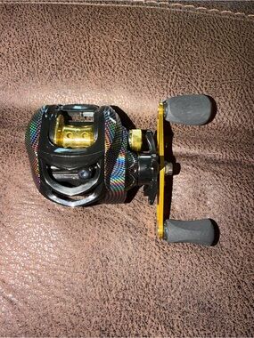 Left handed Baitcasting Reel in Black and Gold
